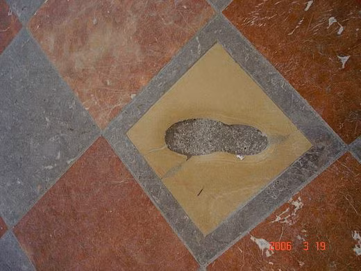 Do đó, kiến trúc sư Halspach buộc phải thỏa hiệp với quỷ dữ để công trình sớm hoàn thành. Đổi lại, quỷ dữ yêu cầu ông không được xây bất kỳ cửa sổ nào để ánh sáng lọt vào.