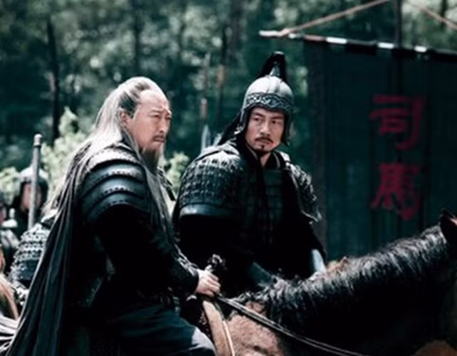 Theo các sử liệu, Tư Mã Ý là người thông minh, lắm mưu nhiều kế và có tầm nhìn xa trông rộng. Bàn về tài năng, ông và Gia Cát Lượng là kỳ phùng địch thủ, đối thủ mạnh nhất của nhau. Do vậy, nhiều người cứ ngỡ quân sư Tư Mã Ý vừa kiêng nể vừa sợ Khổng Minh nhất.