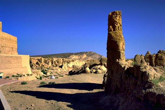 Thế nhưng, vào những ngày lộng gió, người dân nghe thấy âm thanh kỳ bí giống tiếng trẻ con và phụ nữ khóc, sư tử gầm gừ, voi rống...