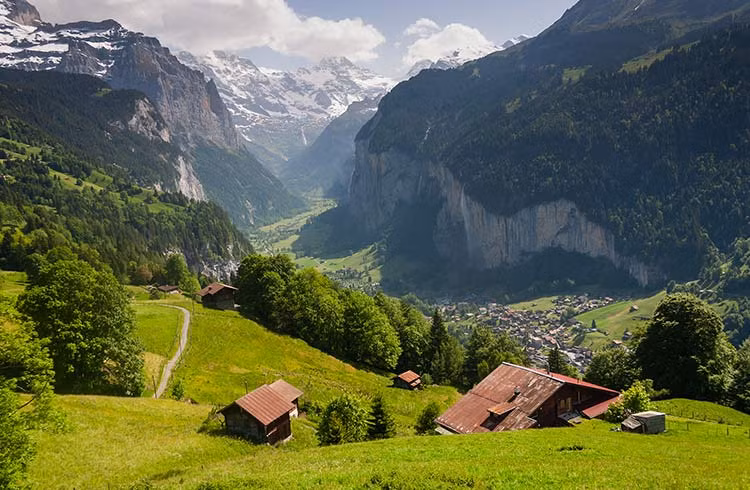 Thụy Sĩ có 208 ngọn núi cao trên 3.000m và 24 ngọn núi cao trên 4.000m. Trên những ngọn núi này có nhiều khu nghỉ dưỡng, trượt tuyết hấp dẫn du khách trong và ngoài nước.