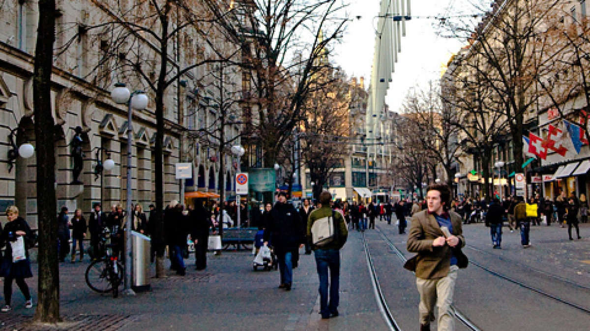 Luật Thụy Sĩ quy định người chồng phải chi trả tiền cấp dưỡng không chỉ cho con cũng như vợ cũ trong trường hợp ly hôn. Trên thực tế, ai có thu nhập cao hơn thì phải trả tiền cấp dưỡng cho người còn lại. Thế nhưng, đa phần nam giới trả tiền trợ cấp cho vợ cũ.