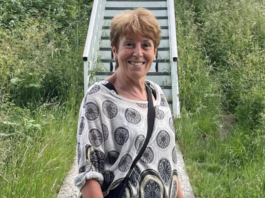 Theo các chuyên gia, mặt dây chuyền hình "của quý" mà bà Wendy tìm thấy có niên đại khoảng 1.800 tuổi.