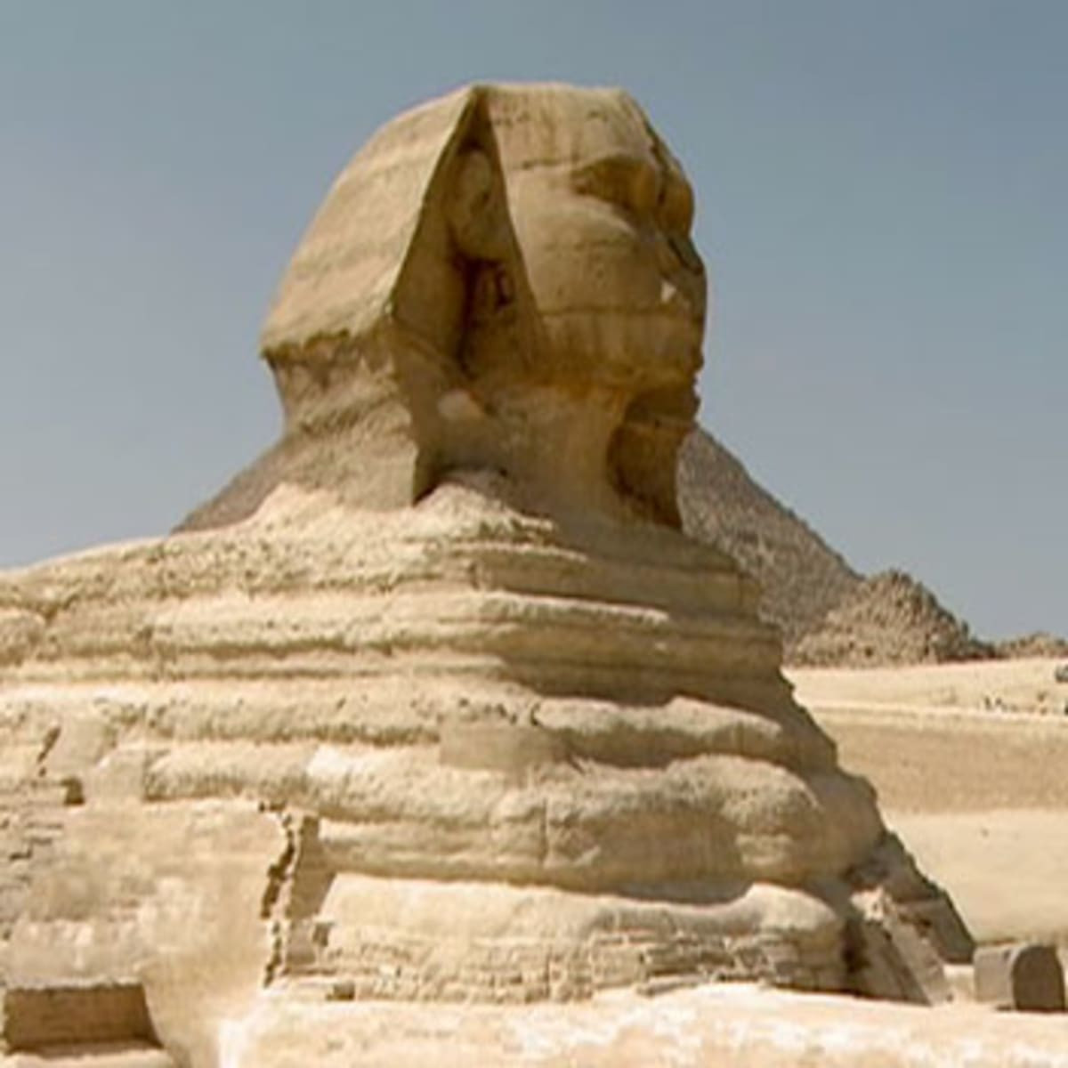 Trải qua hàng ngàn năm tồn tài, mưa nắng và các hiện tượng thời tiết khắc nghiệt ở sa mạc Giza đã khiến phần mũi của tượng bị hư hại. Dù vậy, đó vẫn chỉ là giả thuyết nên đến nay, giới nghiên cứu vẫn tìm kiếm lời giải cho bí ẩn này.