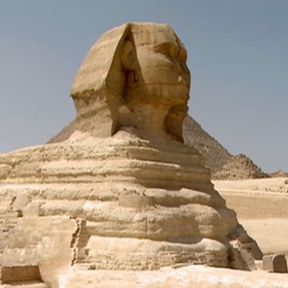 Trải qua hàng ngàn năm tồn tài, mưa nắng và các hiện tượng thời tiết khắc nghiệt ở sa mạc Giza đã khiến phần mũi của tượng bị hư hại. Dù vậy, đó vẫn chỉ là giả thuyết nên đến nay, giới nghiên cứu vẫn tìm kiếm lời giải cho bí ẩn này.