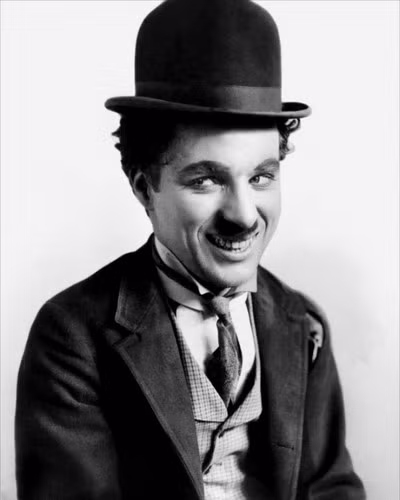 Từ một người đàn ông tay trắng, Charlie Chaplin vượt qua nhiều khó khăn, thử thách và theo đuổi đam mê diễn xuất. Với tài năng hơn người, ông từng bước trở thành diễn viên xuất sắc, đặc biệt là các vai diễn ở lĩnh vực hài kịch.