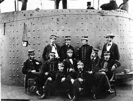 Các chuyên gia phát hiện nhiều con cá mập bơi xung quanh xác tàu chiến USS Monitor.