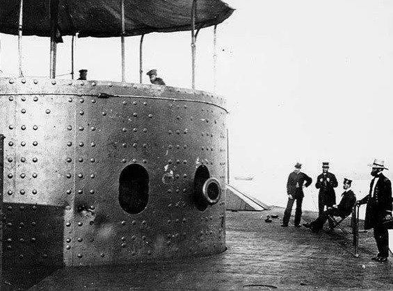 Không những vậy, xác tàu chiến USS Monitor còn cung cấp môi trường sống ổn định cho các sinh vật dưới đáy biển khiến nó trở thành “hòn đảo của sự sống”, bao gồm nhiều loại san hô.