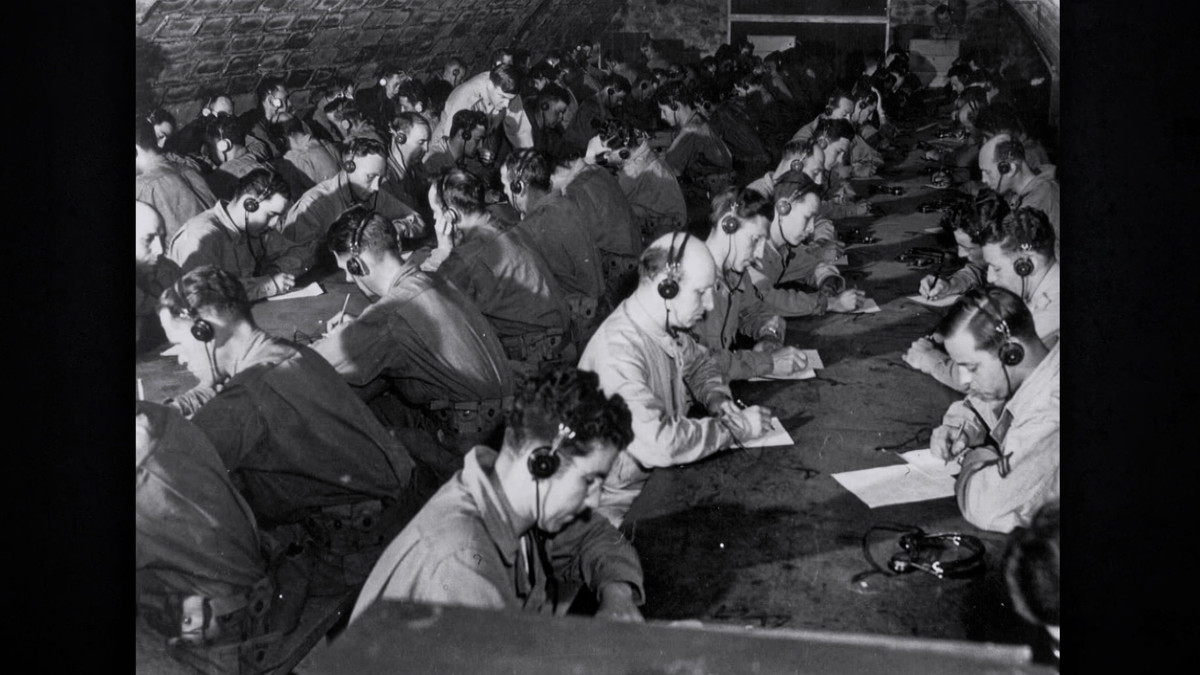 Sau khi đến Mỹ, Tình báo Mỹ tiếp cận và thu thập các thông tin về phát xít Đức mà những người tị nạn nắm giữ.