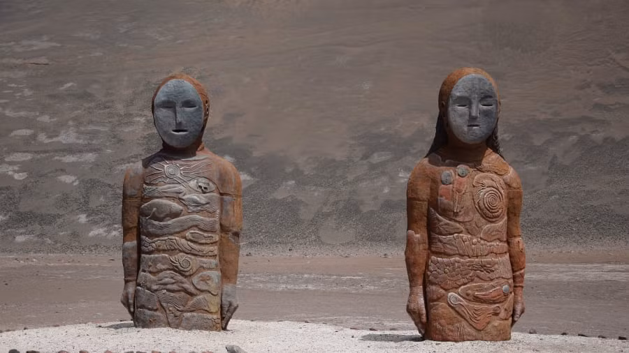 Thêm nữa, trên các xác ướp của người Chinchorro, các nhà khoa học phát hiện những hình xăm. Đây là bằng chứng về việc xăm mình lâu đời nhất ở Tây Bán cầu.