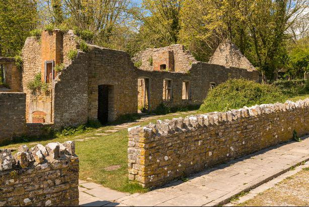 Trong suốt nhiều thế kỷ tiếp theo, người dân ở làng Tyneham xây dựng nhiều nhà cửa, trường học, nhà thờ... Họ kiếm sống bằng nghề nông và đánh bắt cá.