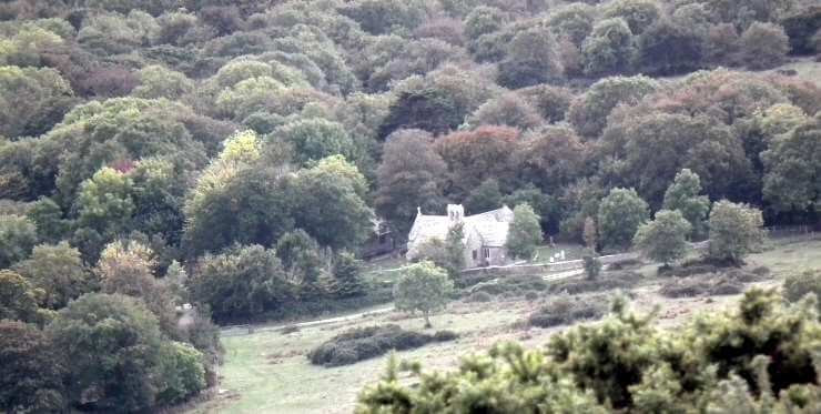 Đổi lại, ngôi làng được chính phủ và Bộ Quốc phòng sử dụng làm cơ sở huấn luyện bắn tỉa.