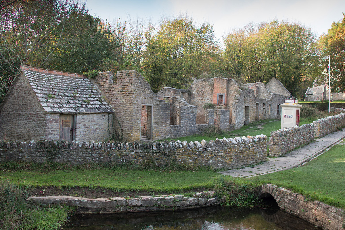 Trước khi đi sơ tán, người dân địa phương được giới chức trách thông báo sẽ được phép quay trở về nhà sau khi chiến tranh kết thúc. Thế nhưng, nhiều gia đình không thể trở về làng Tyneham dù Chiến tranh thế giới 2 kết thúc vào năm 1945.