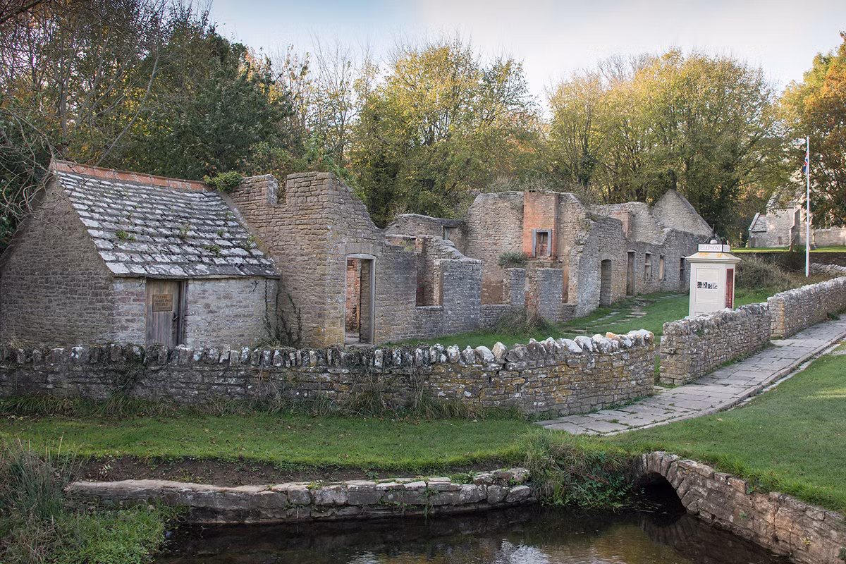 Trước khi đi sơ tán, người dân địa phương được giới chức trách thông báo sẽ được phép quay trở về nhà sau khi chiến tranh kết thúc. Thế nhưng, nhiều gia đình không thể trở về làng Tyneham dù Chiến tranh thế giới 2 kết thúc vào năm 1945.