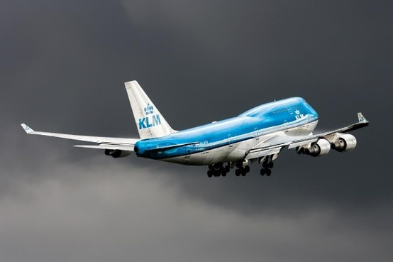 Theo phi công Heijst, luồng ánh sáng bí ẩn đó có thể đến từ một vụ phun trà núi lửa khổng lồ nằm phía dưới bề mặt đại dương.