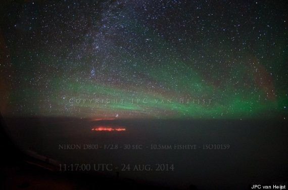 “Luồng ánh sáng đỏ, cam càng trở nên rực rỡ khi nó tiến gần hơn về phía chúng tôi. Chúng rọi sáng những đám mây và bầu trời phía dưới”, phi công JPC van Heijst nhớ lại.