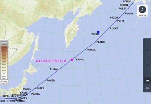 Theo lời kể của 2 phi công, khi máy bay đang bay qua khu vực phía nam bán đảo Kamchatka của Nga, khoảng 20 phút sau khi một tia sét xuất hiện. Tiếp đến, ánh sáng màu đỏ và cam xuất hiện.