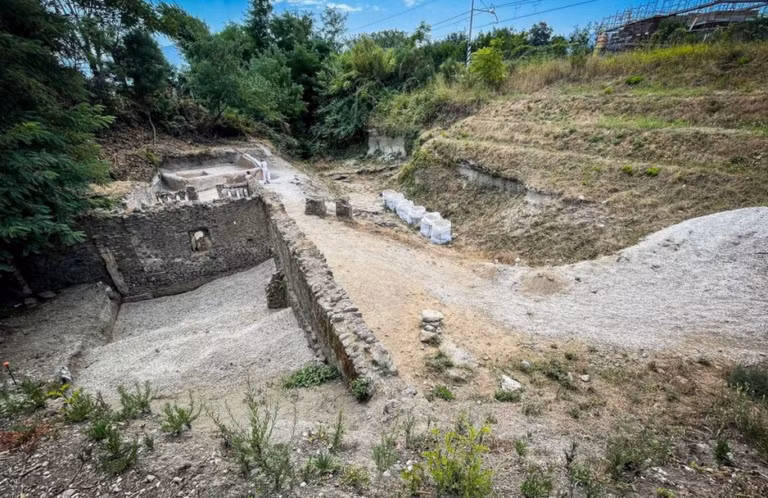 Thêm nữa, các chuyên gia nhà khảo cổ cũng phát hiện vài mảnh vải và 2 chai thủy tinh thuộc loại unguentaria trong ngôi mộ của Marcus Venerius Secundio. Unguentaria thường được tìm thấy trong các ngôi mộ ở nhiều nghĩa địa La Mã và Hy Lạp thời cổ đại. Chúng có thể dùng để đựng dầu, nước hoa... khi thực hiện những nghi lễ tại ngôi mộ.