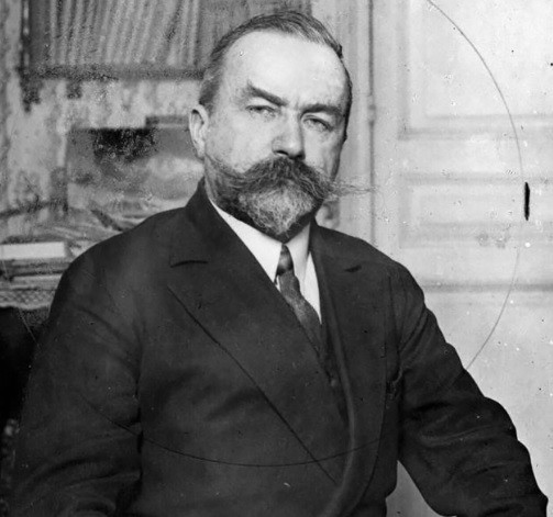 Khi đến địa điểm hẹn, Tướng Yevgeny Miller (trong ảnh) bị vợ chồng Nadezhda bắt cóc rồi đưa về Liên Xô bằng đường biển. Tuy nhiên, cặp điệp viên này không thể ngờ rằng, trước khi đến cuộc gặp với nhà ngoại giao Đức giả mạo, Tướng Miller đã để lại một lá thư. Thông qua lá thư này, thân phận điệp viên của vợ chồng Nadezhda bị bại lộ.