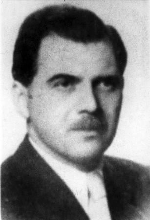Tuy nhiên, sau đó, Joseph Mengele vạch lên tường nhà tù 1 vạch cách mặt đất từ 150 - 156 cm. Những đứa trẻ vượt qua vạch này được giữ lại. Trong khi đó, những đứa trẻ còn lại được đưa vào một căn phòng khác rồi khóa chặt cửa rồi cho bơm đầy hơi. Sau đó, những đứa trẻ trong phòng khóc lóc trước khi tử vong.