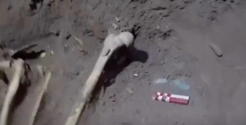 Trưởng nhóm khai quật Julio Abanto cho biết bên trong lăng mộ có chứa nhiều hài cốt được quấn chặt trong vải. Cách chôn cất này của người Inca được gọi là bó tang.