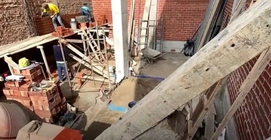 Bên trong lăng mộ có một số đồ gốm sứ và đồ trang sức cao cấp bằng vàng, bạc.