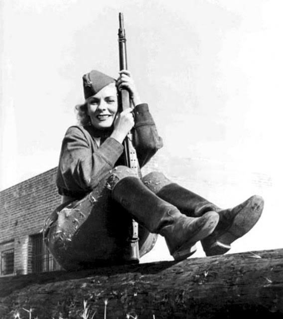 Nữ tay súng bắn tỉa của Liên Xô. Ảnh chụp tại Leningrad năm 1942.