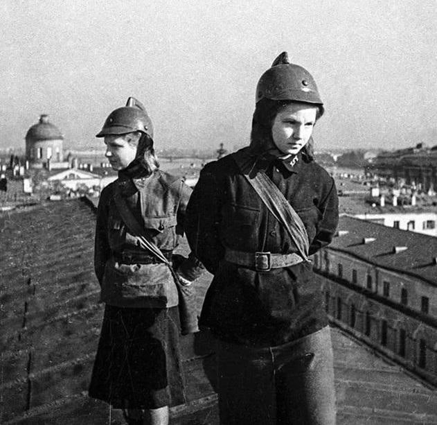 Hai bóng hồng Liên Xô đứng trên cao quan sát tình hình ở thành phố Leningrad.