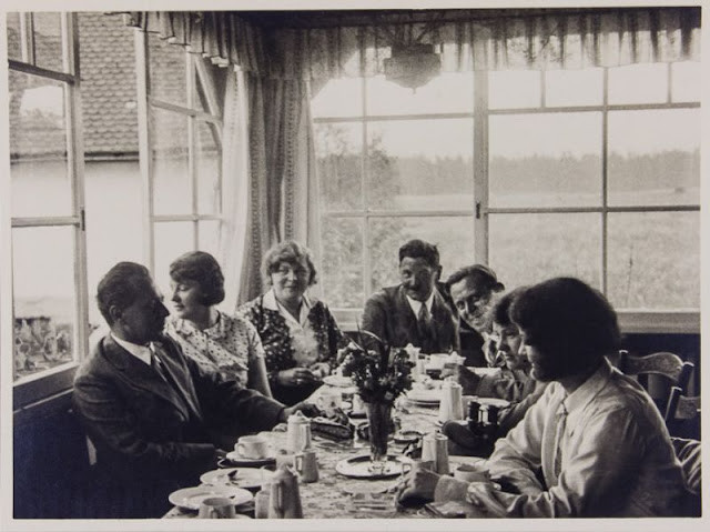 Theo đó, chuyện tình cảm giữa Hitler với cháu gái Geli Raubal rơi vào bế tắc, căng thẳng. Thậm chí, một số tài liệu cho rằng, khi quan hệ với Hitler rạn nứt, Geli Raubal nảy sinh tình cảm với Emil Maurice - cận vệ rất thân tín của trùm phát xít.