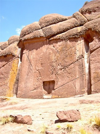 Việc tồn tại "cánh cổng của các vị thần" khiến nhiều người tin rằng nó chỉ được mở khi các linh mục, thầy tế thực hiện các nghi lễ đặc biệt.