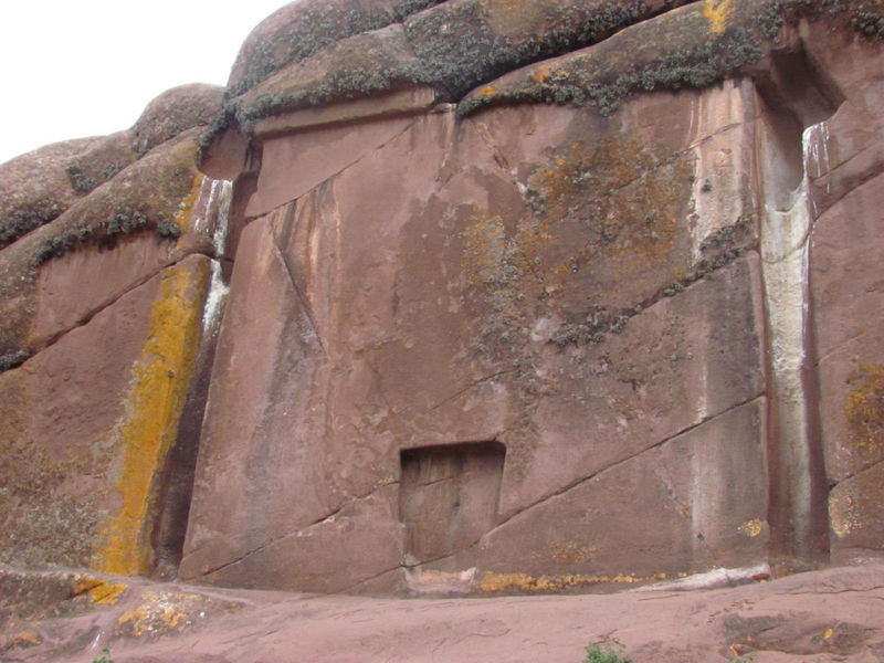 Từ đây, các chuyên gia tìm đến và giải mã những bí ấn về "cánh cổng" đặc biệt này. Theo đo đạc của giới nghiên cứu, "cánh cổng của các vị thần" cao 7m và rộng gần 2m.