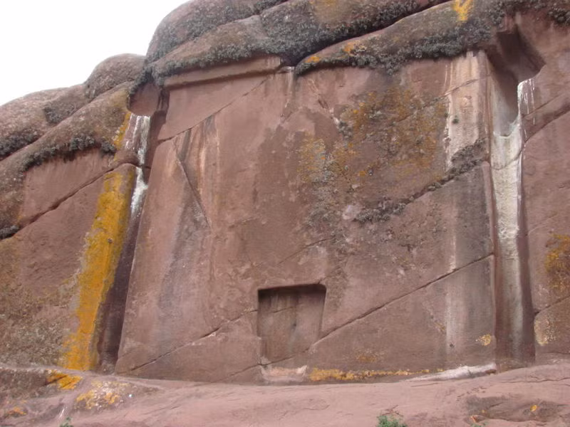 Từ đây, các chuyên gia tìm đến và giải mã những bí ấn về "cánh cổng" đặc biệt này. Theo đo đạc của giới nghiên cứu, "cánh cổng của các vị thần" cao 7m và rộng gần 2m.
