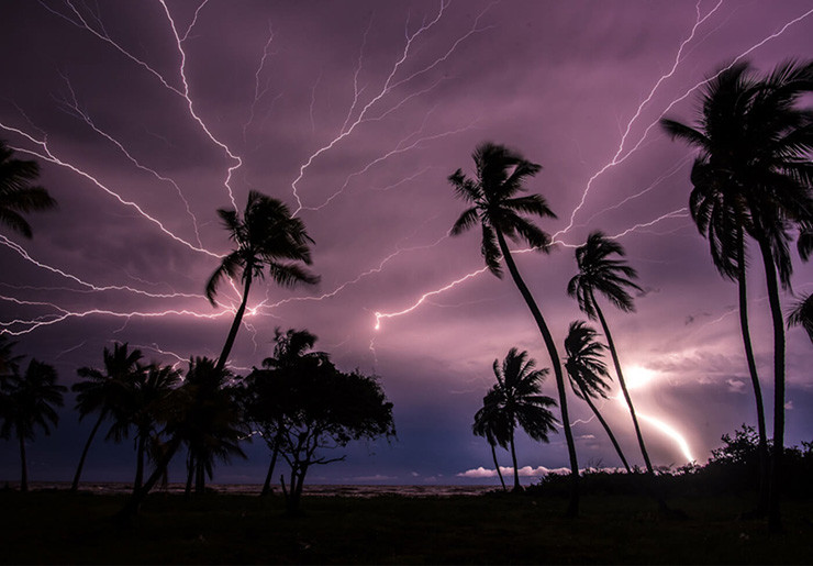 Điều này xuất phát từ việc mỗi nắm có khoảng 160 đêm xảy ra hiện tượng sét đánh tại cửa sông Catatumbo đổ vào hồ Maracaibo.