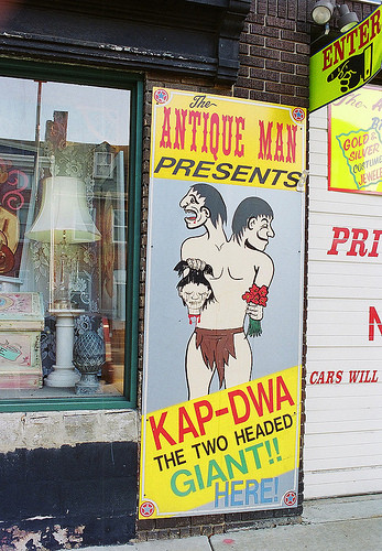 Vào năm 1959, công tước xứ Norfolk Thomas Howard mua lại mảnh đất trên. Do vậy, xác ướp Kap Dwa được chuyển đến một bảo tàng ở Baltimore, Maryland, Mỹ và thuộc sở hữu của vợ chồng Robert Gerber.