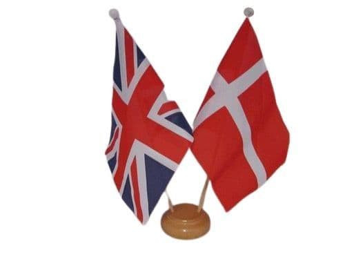 Trong bối cảnh đó, Anh đề nghị Đan Mạch hỗ trợ chống lại Pháp. Thế nhưng, Đan Mạch kiên quyết giữ thế trung lập nên từ chối đề nghị của Pháp. Vậy nên, Anh quyết định oanh tạc Đan Mạch.