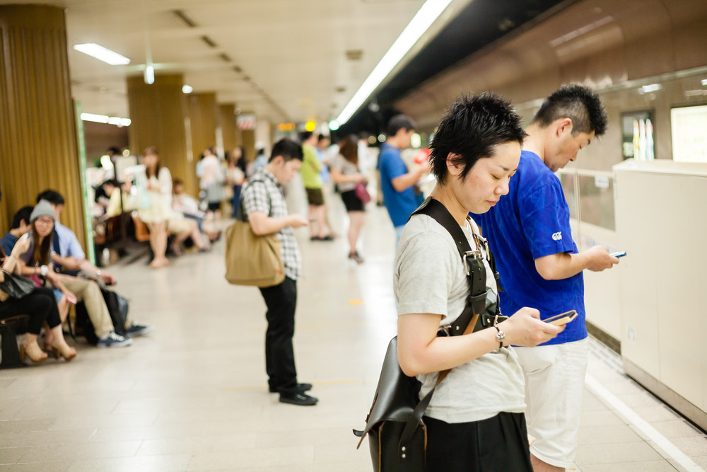 90% điện thoại di động ở Nhật Bản là loại chống nước. Nguyên do là vì người dân thường sử dụng smartphone khi tắm, bơi lội...