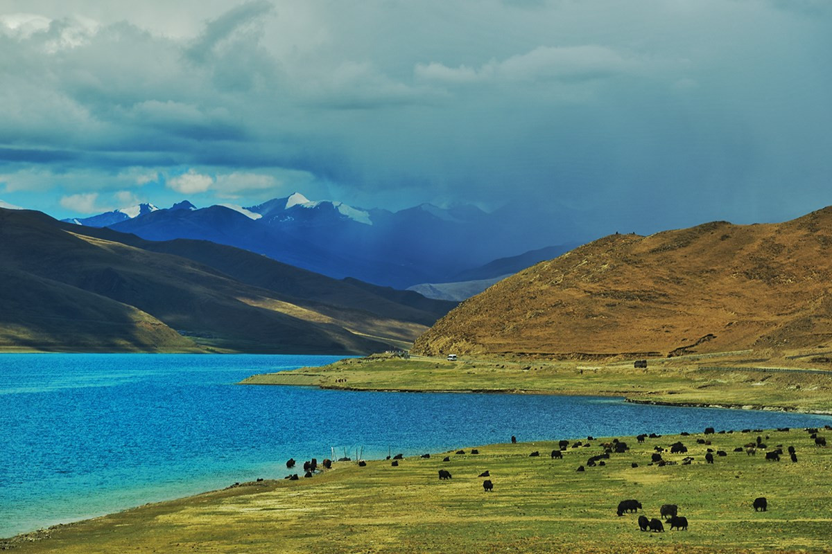 Trong những thập kỷ qua, hồ Yamdrok được khai thác ở lĩnh vực du lịch và năng lượng thủy điện góp phần phát triển kinh tế địa phương.