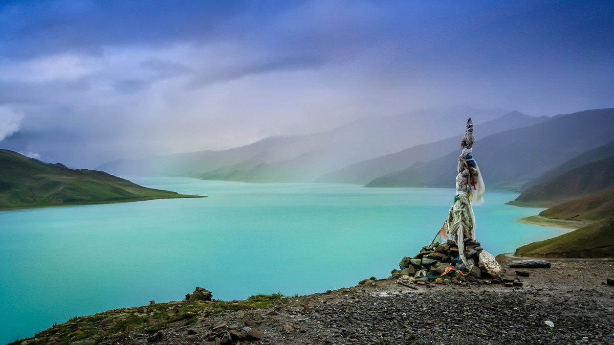 Thực vật phù du sinh trưởng trong hồ Yamdrok khó quang hợp, thiếu chất dinh dưỡng. Do đó, nguồn thức ăn của các loài cá cũng bị ảnh hưởng, thậm chí là tích tụ một số độc tố. Vậy nên, người dân được khuyến khích không nên ăn cá trong hồ nước này.