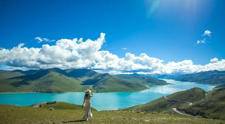 Hồ Yamdrok (hay còn gọi Yamdrok Yumtso, Yamzho Yumco) là một trong 3 hồ nước thiêng (2 hồ còn lại là Namtso và Manasarovar) ở Tây Tạng.