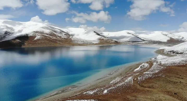 Nằm trên cao nguyên Shannan ở độ cao 4.441m so với mực nước biển, cách thủ phủ Lhasa chừng 100km về phía đông bắc, hồ Yamdrok có diện tích bề mặt là 638 km2.