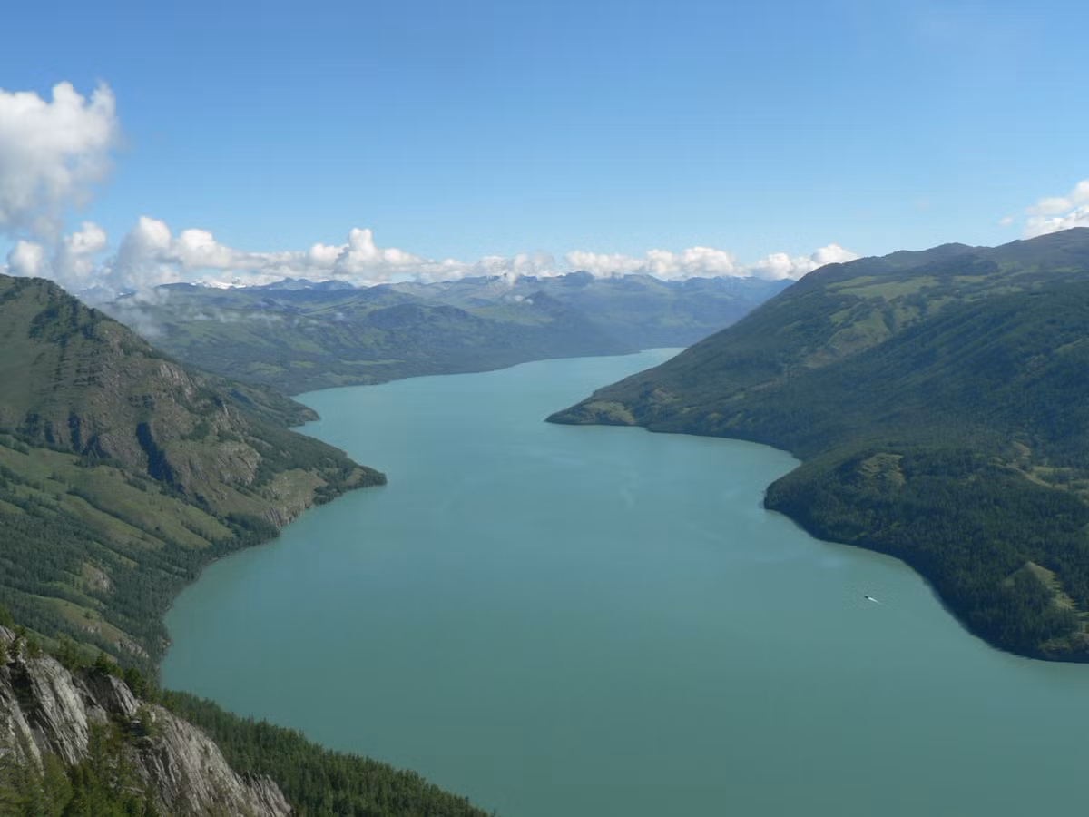 Tương truyền, những thủy quái ẩn náu ở hồ Kanas có thể là taimen Hucho hoặc taimen Siberia - một loài thuộc họ Cá hồi. Loài này có chiều dàicơ thể tới 2m. Chúng thỉnh thoảng trồi lên mặt nước và tạo những cơn sóng lớn.