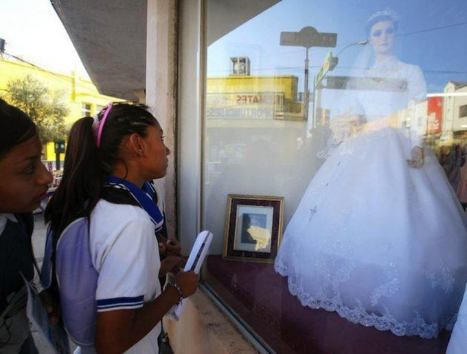 Chính sự kỳ bí của La Pascualita khiến nhiều du khách trong và ngoài nước đến cửa hàng La Popular để ngắm nhìn xác ướp cô dâu gây tò mò nhất thế giới.