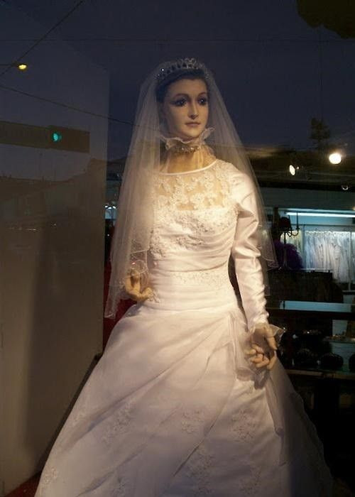 Cứ 2 tuần, La Pascualita được thay váy cưới một lần khi rèm cửa kéo tín toàn bộ. Điều này càng khiến công chúng tò mò hơn liệu đó có thực sự là xác ướp hay không.