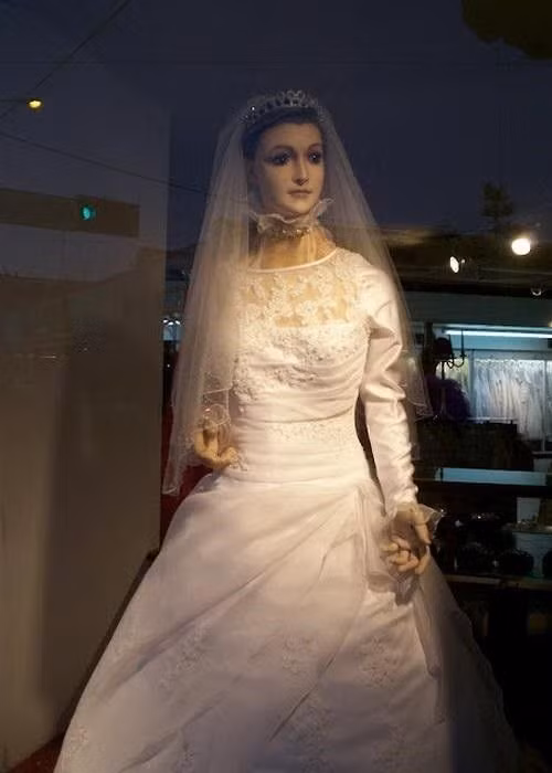 Cứ 2 tuần, La Pascualita được thay váy cưới một lần khi rèm cửa kéo tín toàn bộ. Điều này càng khiến công chúng tò mò hơn liệu đó có thực sự là xác ướp hay không.