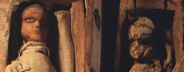 Đó không phải là xác ướp của con người hay bất cứ loài động vật nào. Trên thực tế, chúng được làm từ gỗ. Người xưa dùng dao khắc khiến chúng có hình dáng giống con người nhưng toàn bộ đều mất 1 cánh tay.