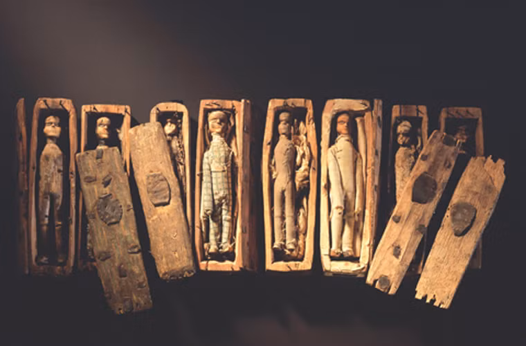 Khác với xác ướp Ai Cập, 17 xác ướp được tìm thấy ở Arthur's Seat đều có kích thước rất nhỏ, khoảng 10 cm. Mỗi xác ướp được đặt trong một cỗ quan tài.