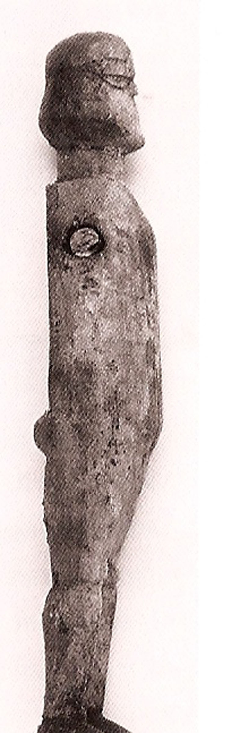 Các chuyên gia suy đoán việc thiếu 1 cánh tay có thể để người ta dễ dàng hơn trong việc mặc quần áo cho các xác ướp.