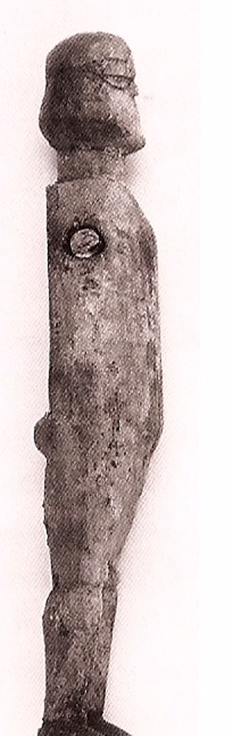 Các chuyên gia suy đoán việc thiếu 1 cánh tay có thể để người ta dễ dàng hơn trong việc mặc quần áo cho các xác ướp.