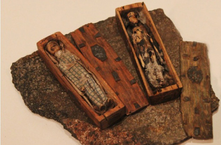 Các xác ướp siêu tí hon này khoác trên người bộ trang phục bé xíu, được may tỉ mỉ giống như cho người thật.