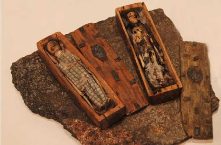 Các xác ướp siêu tí hon này khoác trên người bộ trang phục bé xíu, được may tỉ mỉ giống như cho người thật.