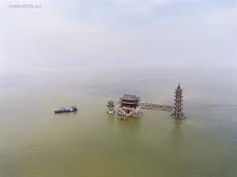 Sau khi nhận được tin báo, giới chức trách đã cử lực lượng cứu hộ tới tìm kiếm nhưng không phát hiện manh mối nào.